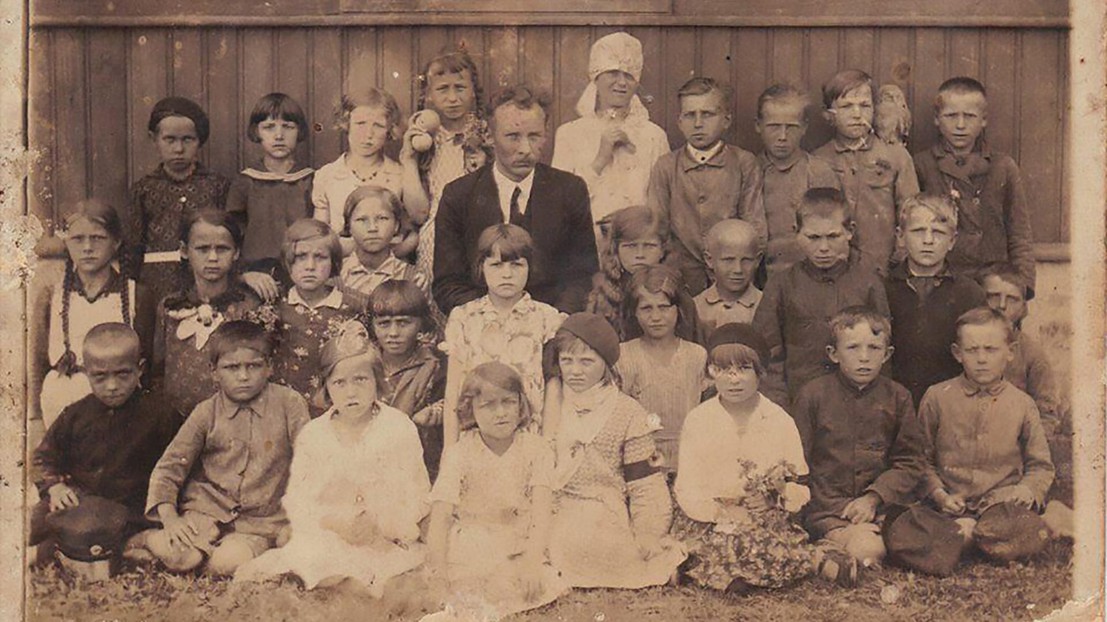 Jan Pacześny, bisaïeuil de Marcin, entouré de ses élèves, à Wywłoczka dans l'est de la Pologne, vers 1938. © DR