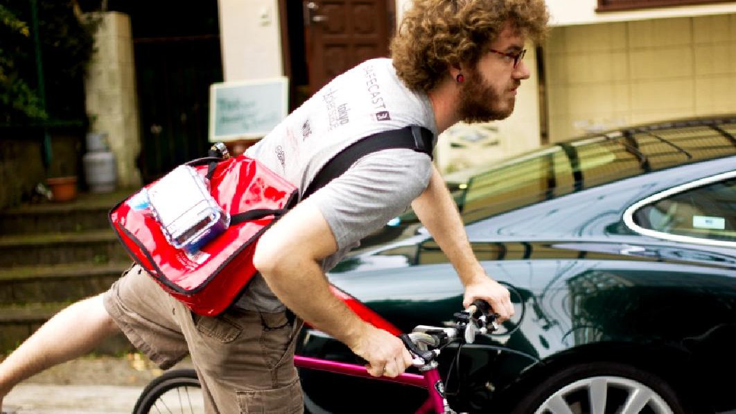 Robin on his bike in Tokyo with Safecast on his bag.