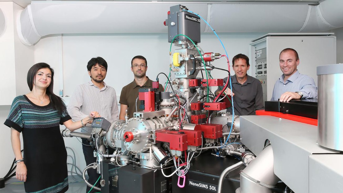 The researchers with the NanoSIMS apparatus © 2014 Alain Herzog/EPFL