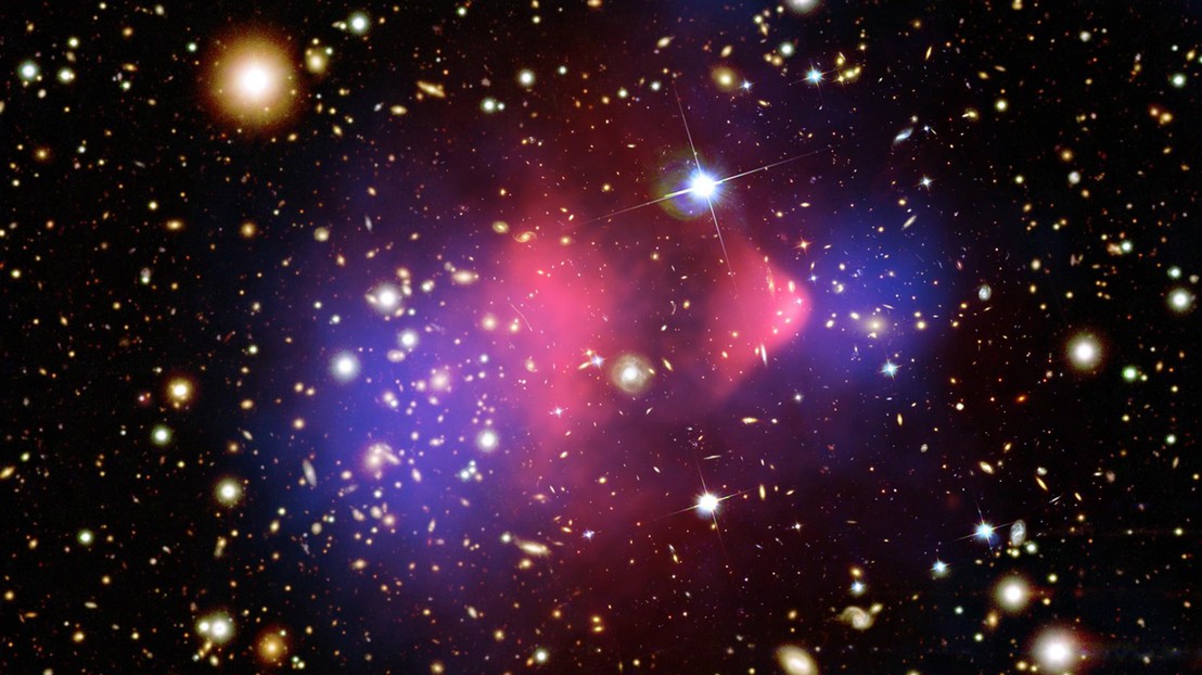 Le "Bullet Cluster"; La matière noire en violet (Crédit: NASA, STSCI, U.Arizona, ESO)