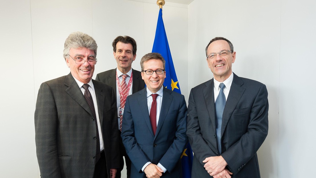 De g. à dr.: Patrick Aebischer (EPFL), Roberto Balzaretti (ambassadeur suisse à l'UE), Carlos Moedas (resp. recherche et innovation à l'UE) et Lino Guzzella (ETH Zürich).