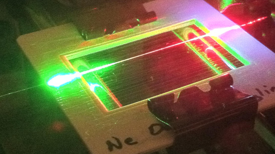 Un rayon laser est envoyé à travers un fil d'araignée. © Groupe de fibres optiques de l'EPFL