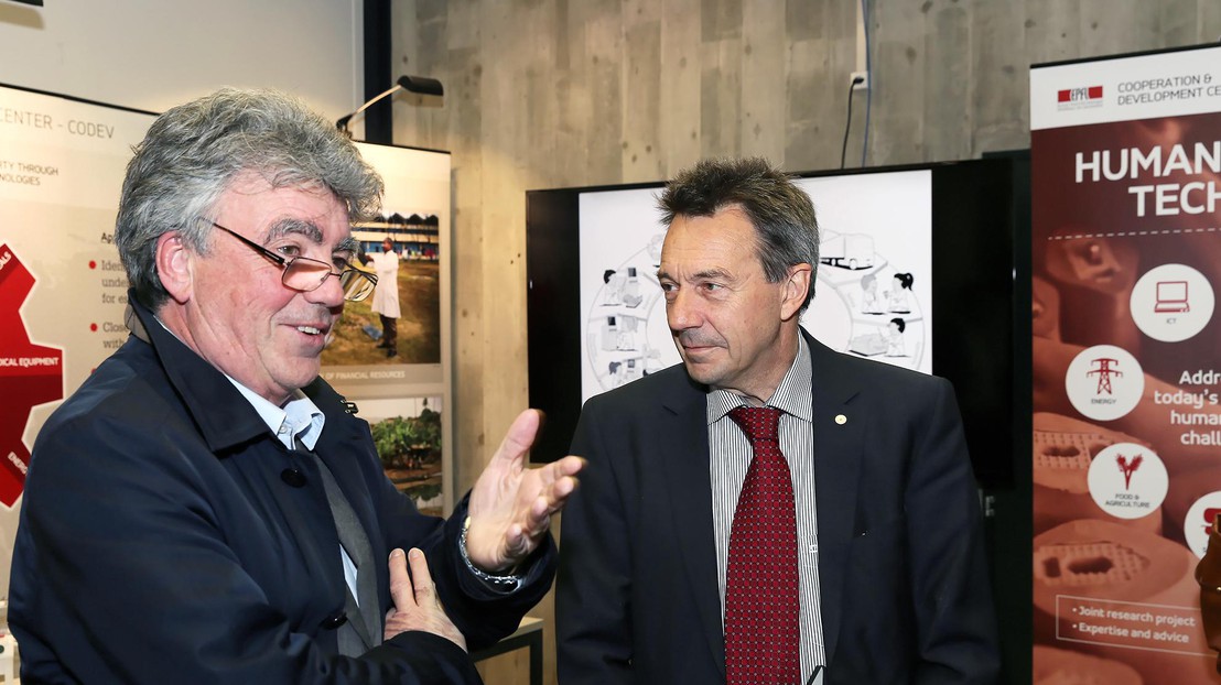 Patrick Aebischer (left) welcomes Peter Maurer, president of the ICRC, on the EPFL camups. © Alain Herzog / EPFL