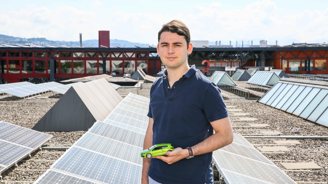 Charles Jeanbart ajoute la mobilité à la maison solaire autonome. © Alain Herzog/EPFL