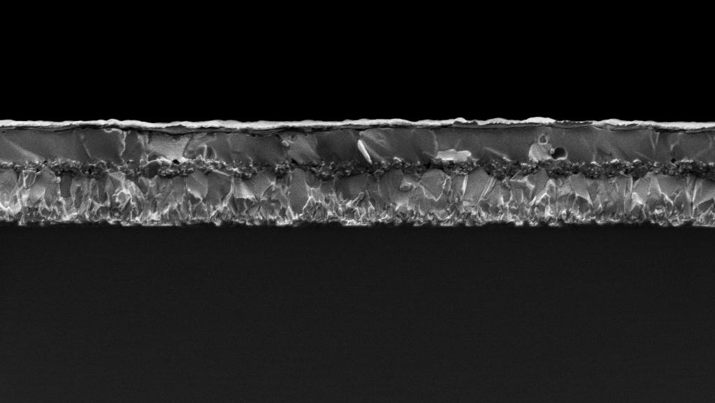 Une coupe transversale d'une cellule solaire perovskite vue au microscope électronique à balayage © M. Grätzel/EPFL