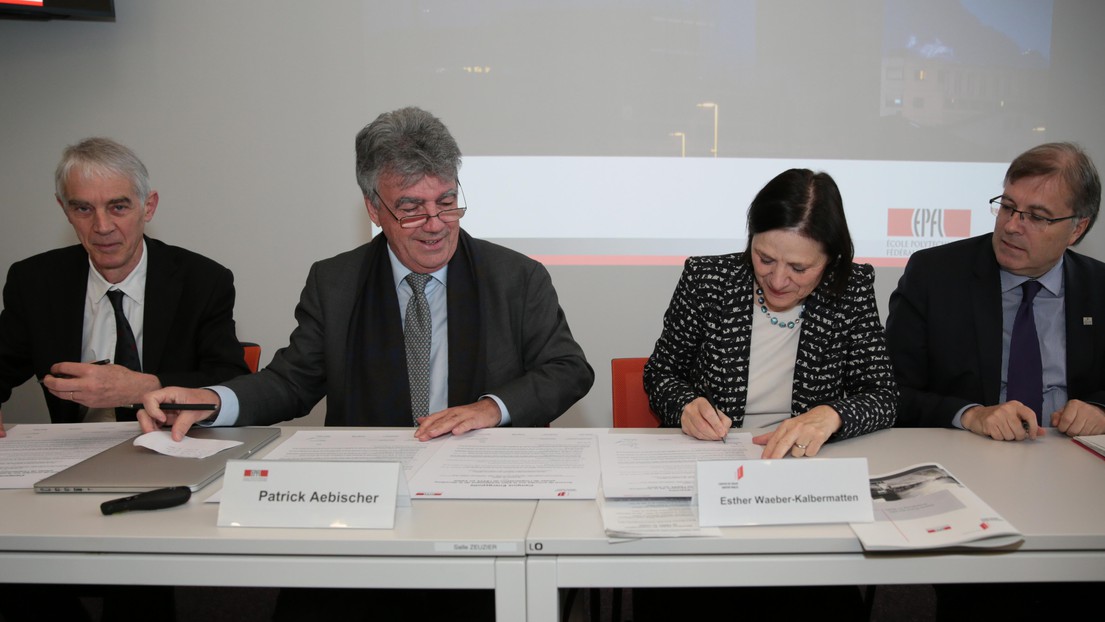 Patrick Aebischer and Valais State Councilor Esther Waeber-Kalbermatten signing the agreement, in presence of Martin Vetterli and Jean-Michel Cina. © Alain Herzog/ EPFL