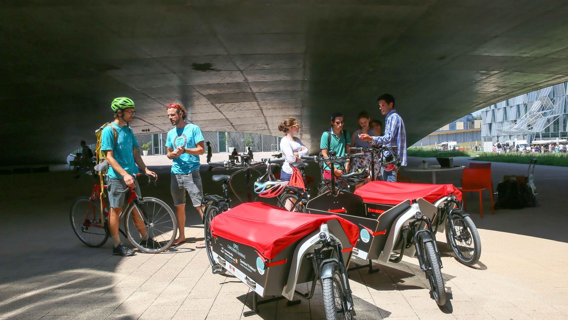 Etudiants et collaborateurs peuvent emprunter gratuitement des vélos-cargo sur le campus. ©Alain Herzog/EPFL