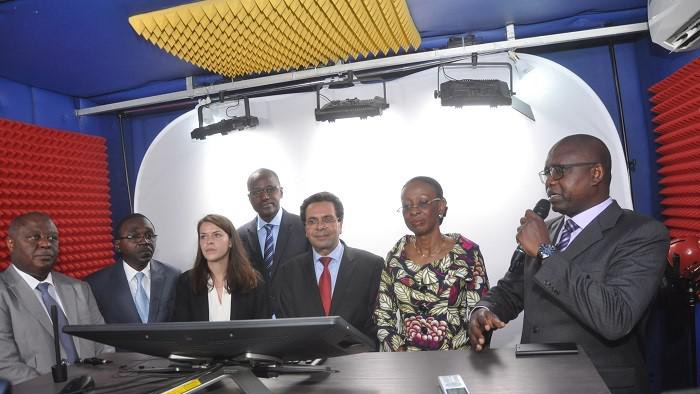 Mme Bakayoko-Ly Ramata, Ministre de l’enseignement supérieur et de la recherche scientifique de Côte d’Ivoire entourée par les divers intervenants du projet inaugure le studio de l’UVCI © AUF 2017