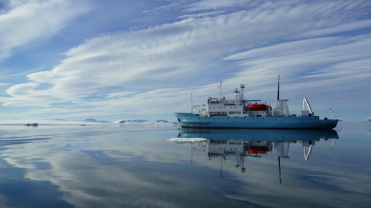 The polar vessel Professor Molchanov. ©E.Hoesli