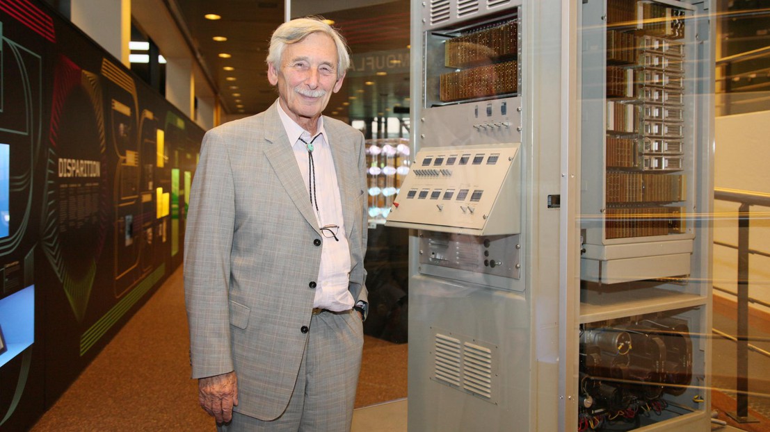 Peter Toth, créateur de la CORA, a retrouvé sa machine à l'EPFL.© EPFL / Alain Herzog