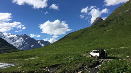 L'équipe de l'EPFL a travaillé dans les ruisseaux alpins des cantons de Vaud et du Valais. © EPFL