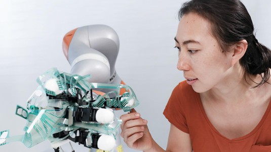 © 2019 EPFL /Alain Herzog. Katie Zhuang and the smart artificial hand.