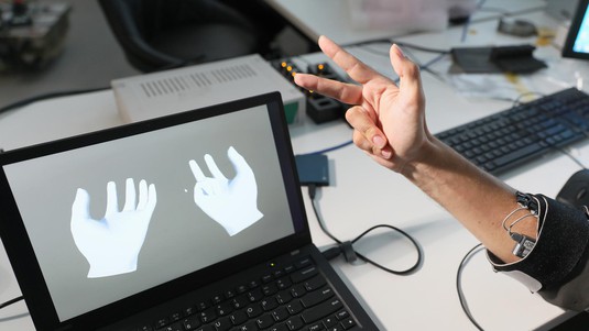 © 2019 EPFL /Alain Herzog. Machine learning for the smart artificial hand.