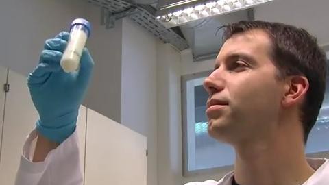 Carles Cantó à la recherche de la nicotinamide riboside dans le lait. © 2012 EPFL