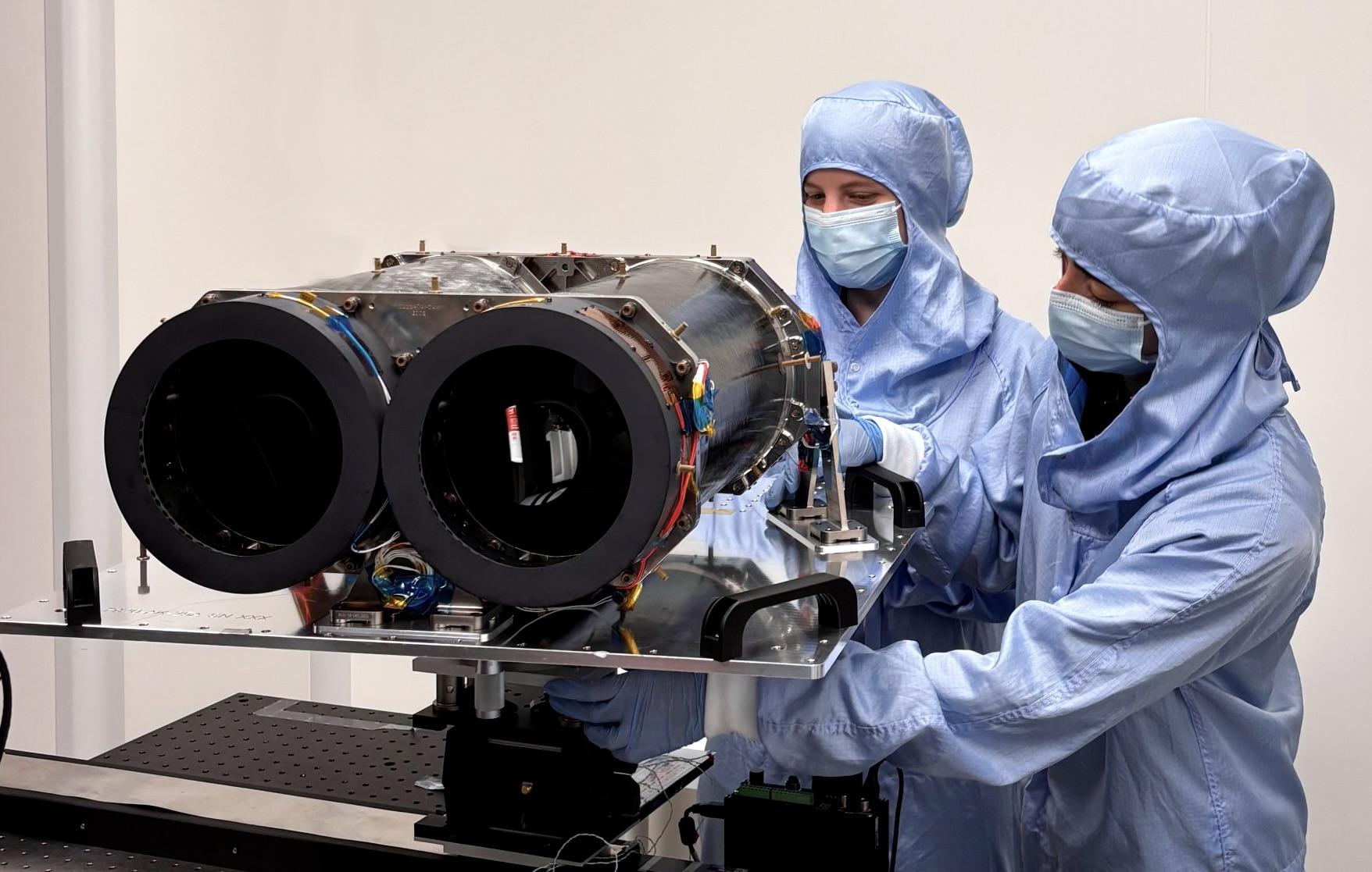 ARRAKIHS Binocular Breadboard developed by the AMC Instrument Team, with workers of Satlanits, Instrument Prime. Credit: Satlantis and AMC