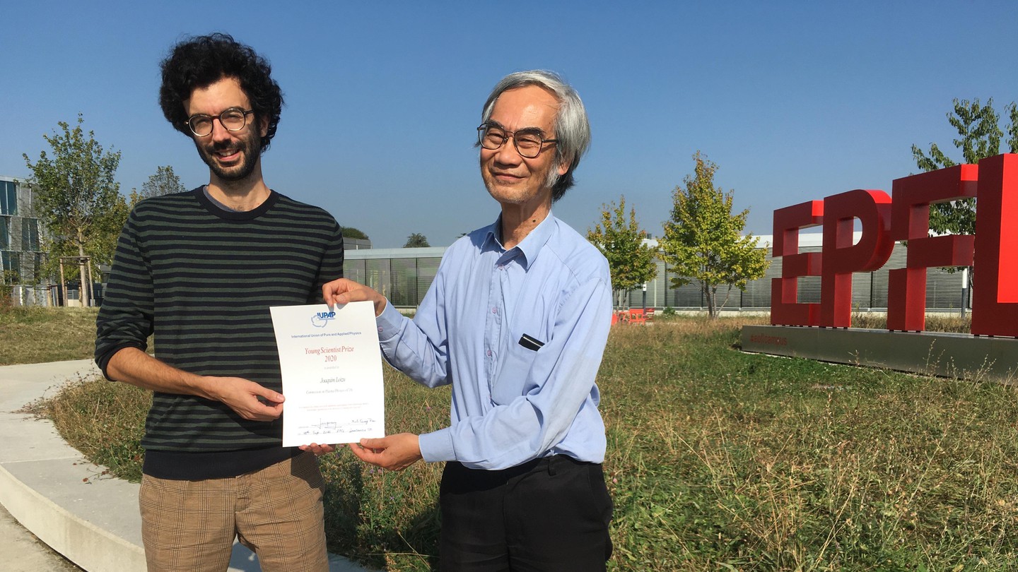 Joaquim Loizu (left), recipient of the 2020 IUPAP Young Scientist Prize in Plasma Physics receiving the award from Minh Quang Tran [Chair, IUPAP Commission C16] © DR