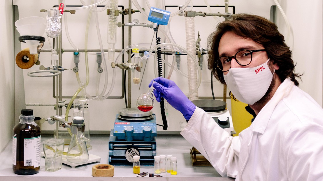 Marko Stojanovic in the Laboratory of Photonics and Interfaces holding a solution of MS5. © Jean-David Décoppet and Alejandra Hauser.