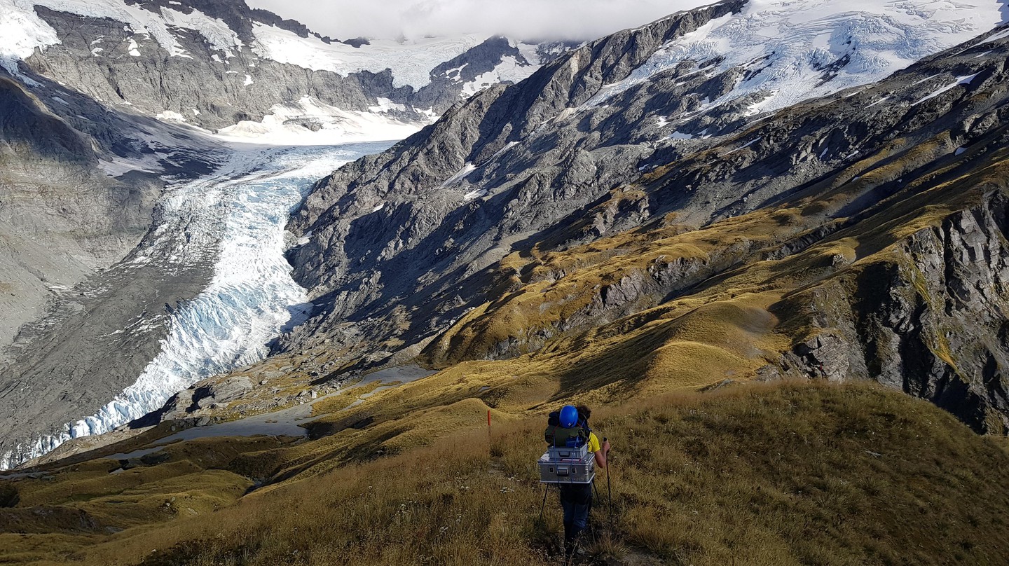 Du Groenland à la Suisse, les eaux des glaciers livrent leurs secrets