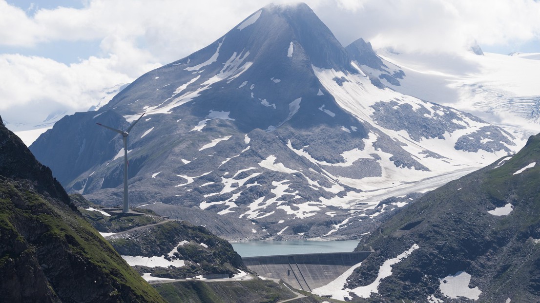 Centrale combinée hydroélectrique et éolienne au col du Nufenen, en Suisse. © IStock