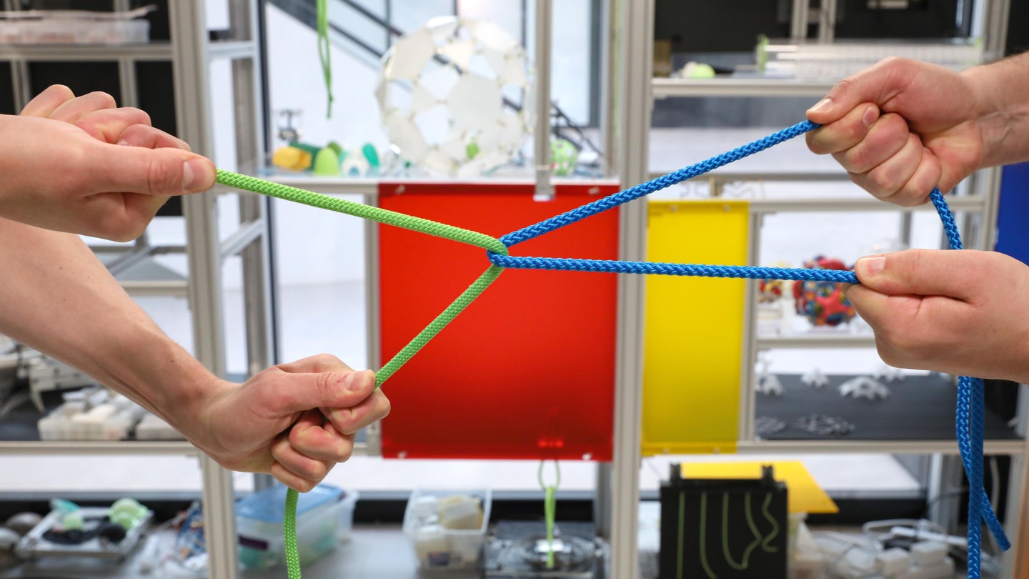 Contact entre deux cordes expliqué par la théorie et les expériences EPFL