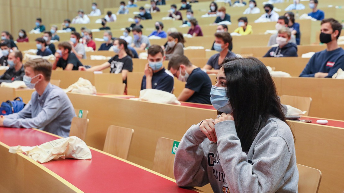 La qualité émotionnelle de la relation entre l’étudiant et son enseignant est fortement liée à l’appréciation d'un cours. © Alain Herzog 2021 EPFL La qualité émotionnelle de la relation entre l’étudiant et son enseignant est fortement liée à l’appréciation d'un cours. © Alain Herzog 2021 EPFL