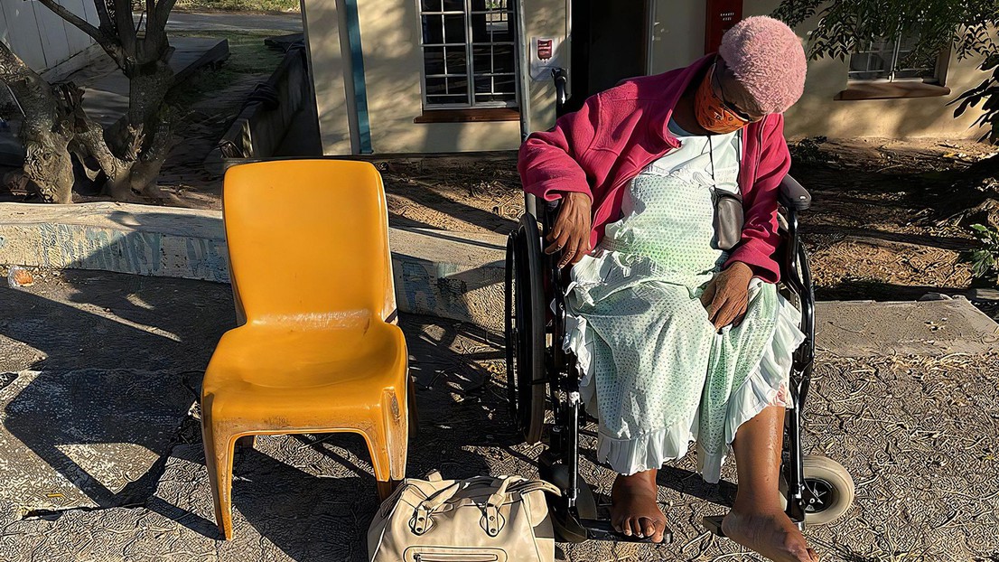 Critically ill patient waiting for emergency room care © 2021 Mary Anne Hartley / EPFL