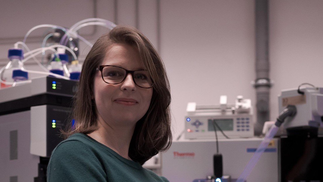 Maria Pavlou in the proteomics core facility © 2021 EPFL / Aurélien Tock Maria Pavlou in the proteomics core facility © 2021 EPFL / Aurélien Tock