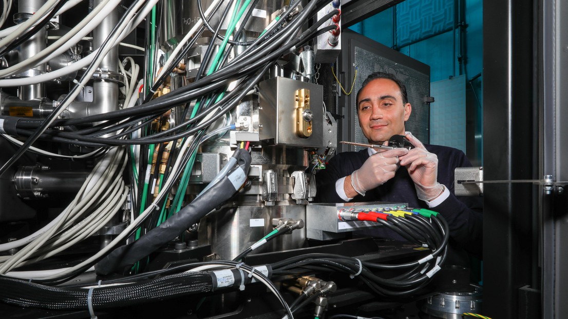 Emad Oveisi in front of the "Titan-Themis" microscope © Alain Herzog / 2021 EPFL