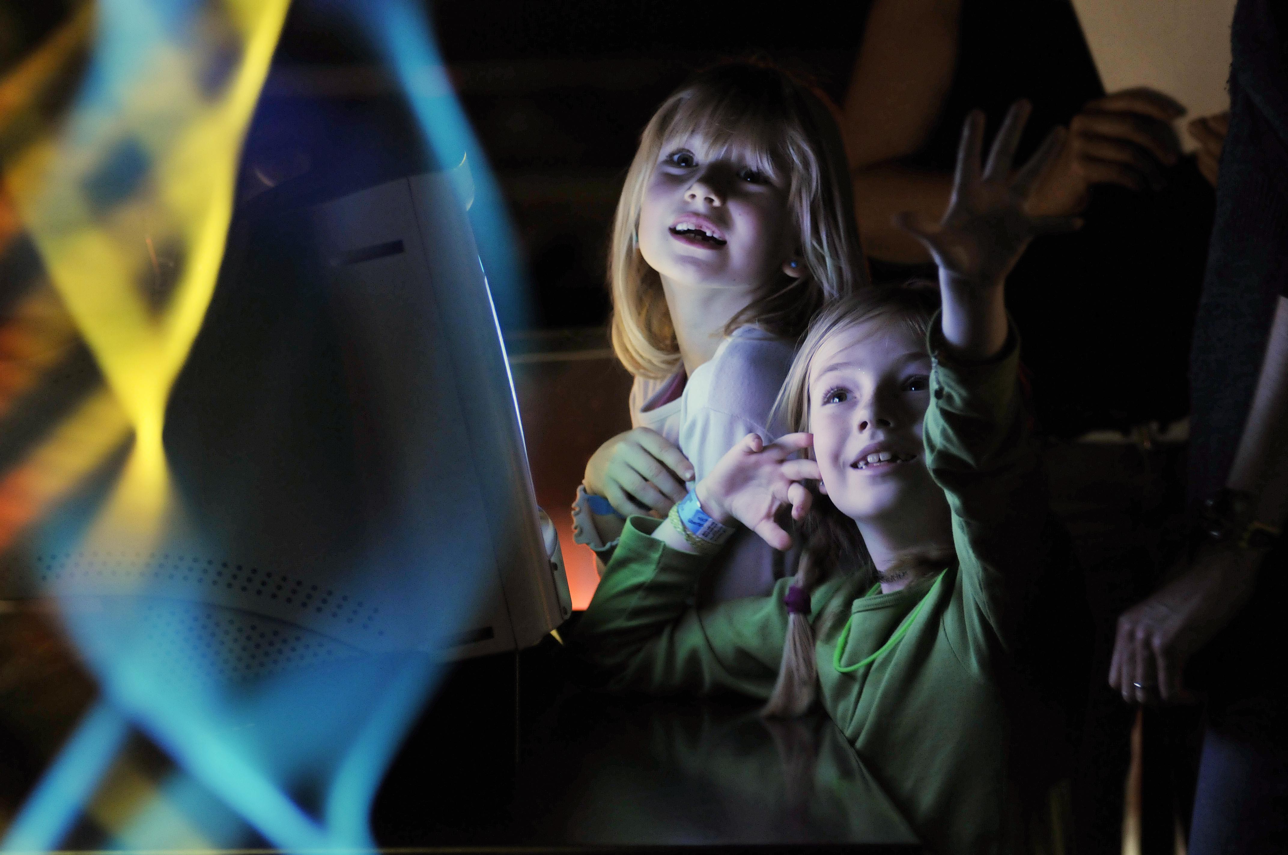 Spinning with Light Threads © Technorama