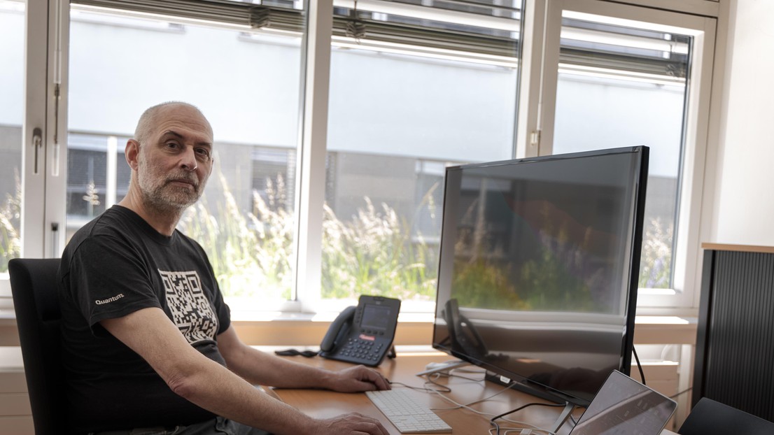 Christian Iseli in his office © 2021 EPFL / Aurélien Tock