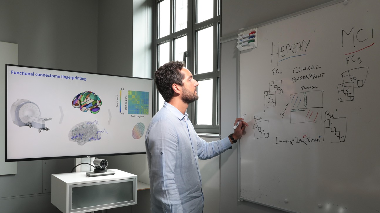 Enrico Amico, collaborateur scientifique et SNF Ambizione Fellow au Centre de neuroprothèses de l’EPFL et au Laboratoire de traitement d’images médicales de l’EPFL © Alain Herzog / EPFL