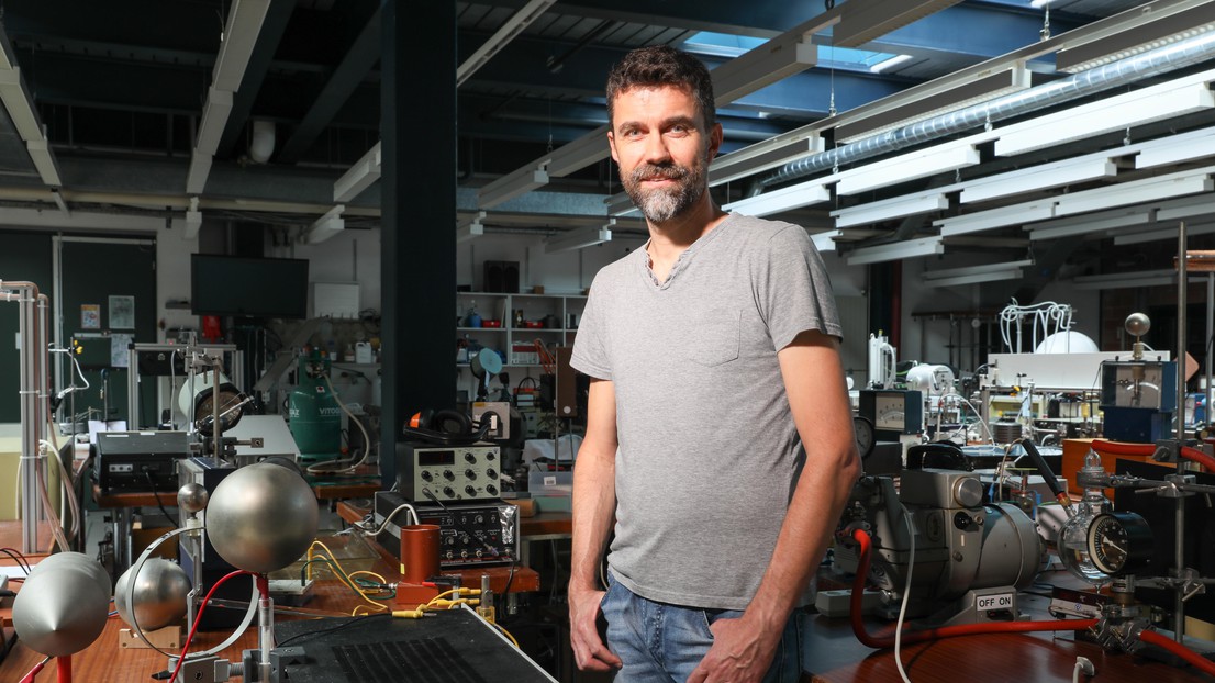 Dans son cours de physique de 1ère année, Frédéric Blanc a souvent recours à des démonstrations pratiques. © Alain Herzog / EPFL 2020