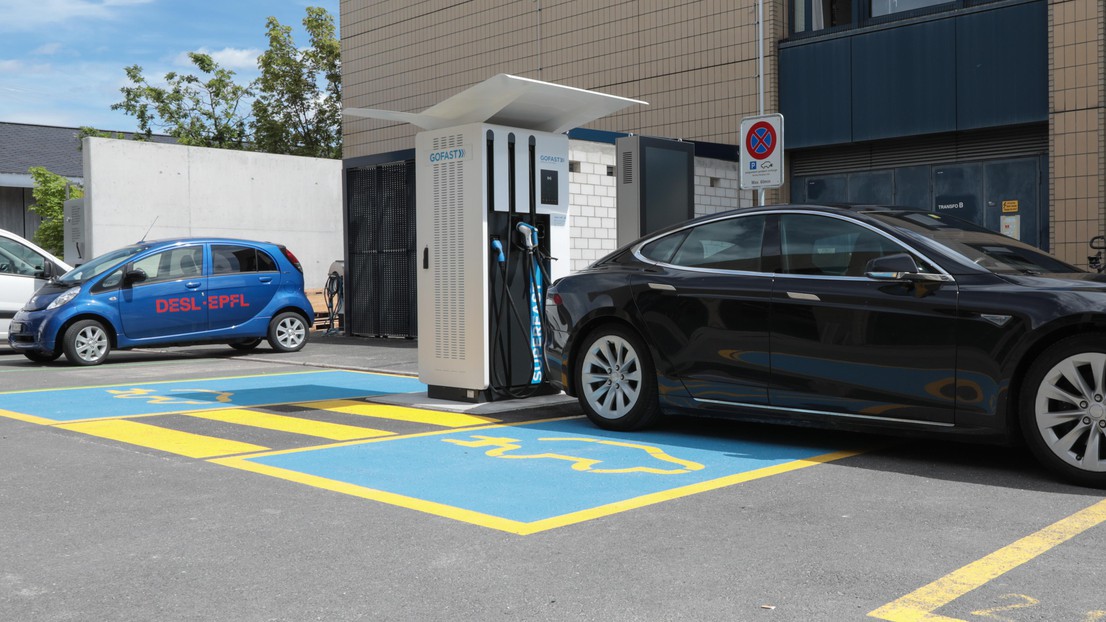 EPFL’s fast-charging station includes an interactive screen where users will be able to select how they’d like to charge their cars. ©Alain Herzog/EPFL