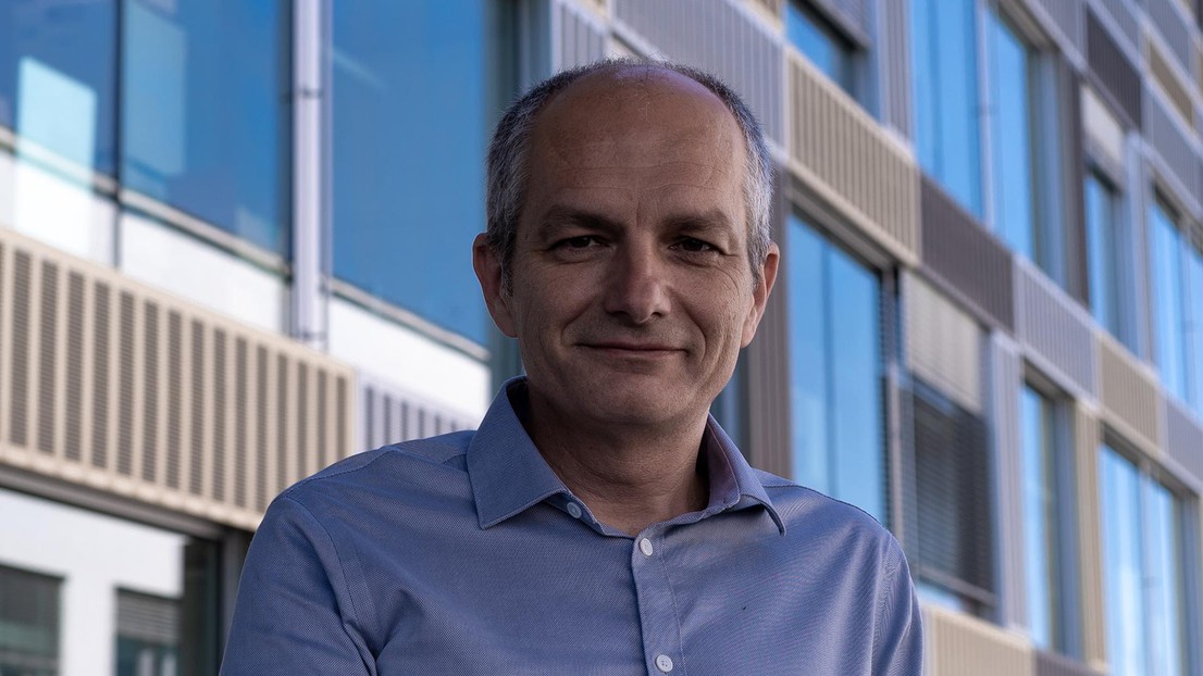 Roman Chrast in front of the SV Building © 2021 EPFL / Aurélien Tock