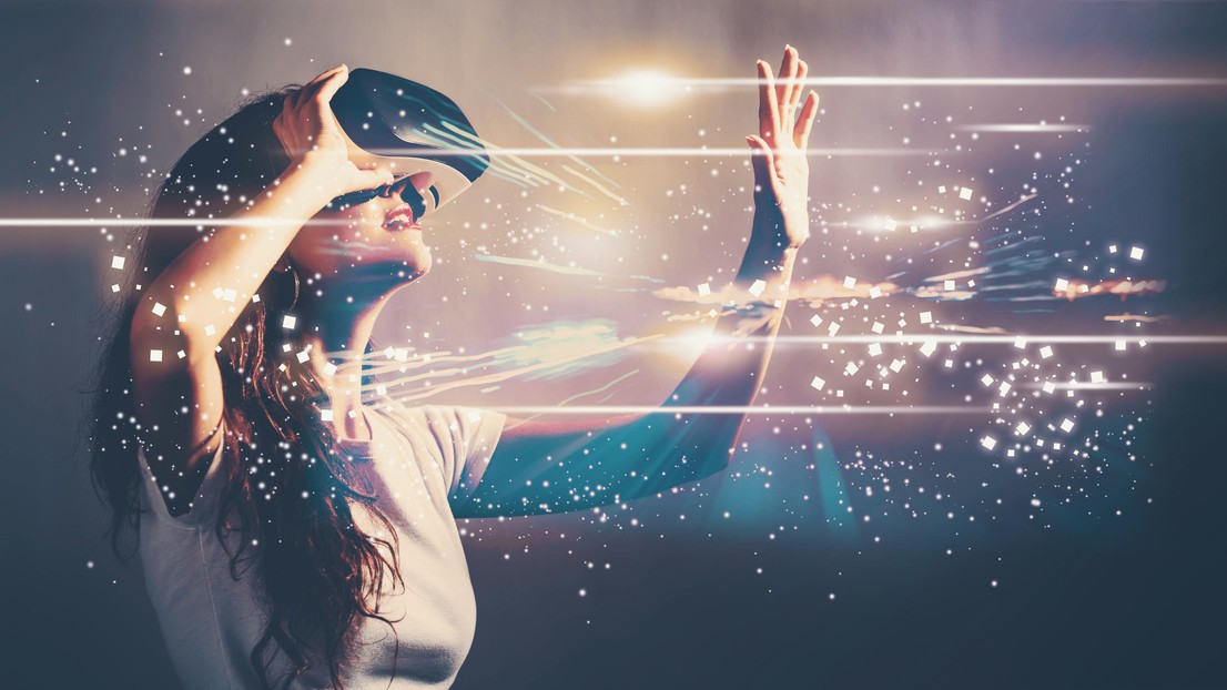 Digital Screen with young woman using a virtual reality headset © iStock / EPFL 2021