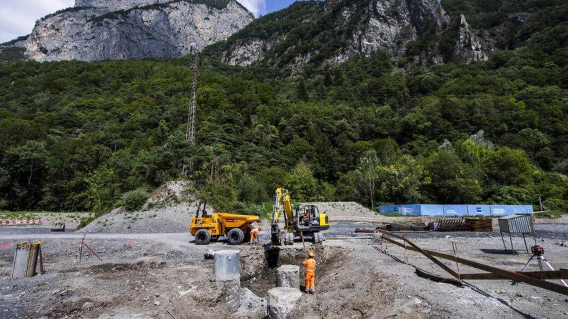 Des ouvriers travaillent sur le chantier de la plateforme de forage d’un projet de géothermie hydrothermale le mardi 17 août 2021 à Lavey-les-bains © KEYSTONE/Jean-Christophe Bott 2021 EPFL