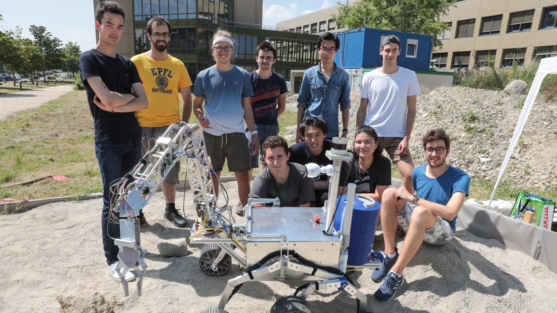 Une partie de l'équipe d'EPFL Xplore, avec Quentin Delfosse (1er à gauche), Thomas Manteaux (1er depuis la droite) et Jonathan Wei (2e depuis la droite). © Murielle Gerber 2021 EPFL