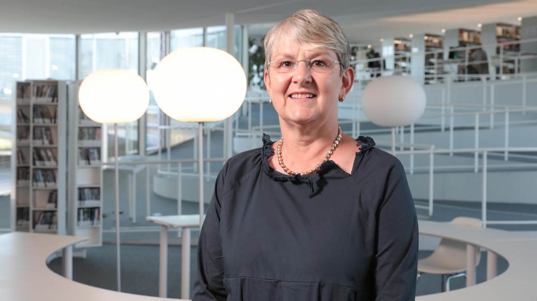 « Française de cœur, je me sens citoyenne du monde, ma maison est où là je suis », assure la directrice de la Bibliothèque de l'EPFL. ©Alain Herzog/EPFL