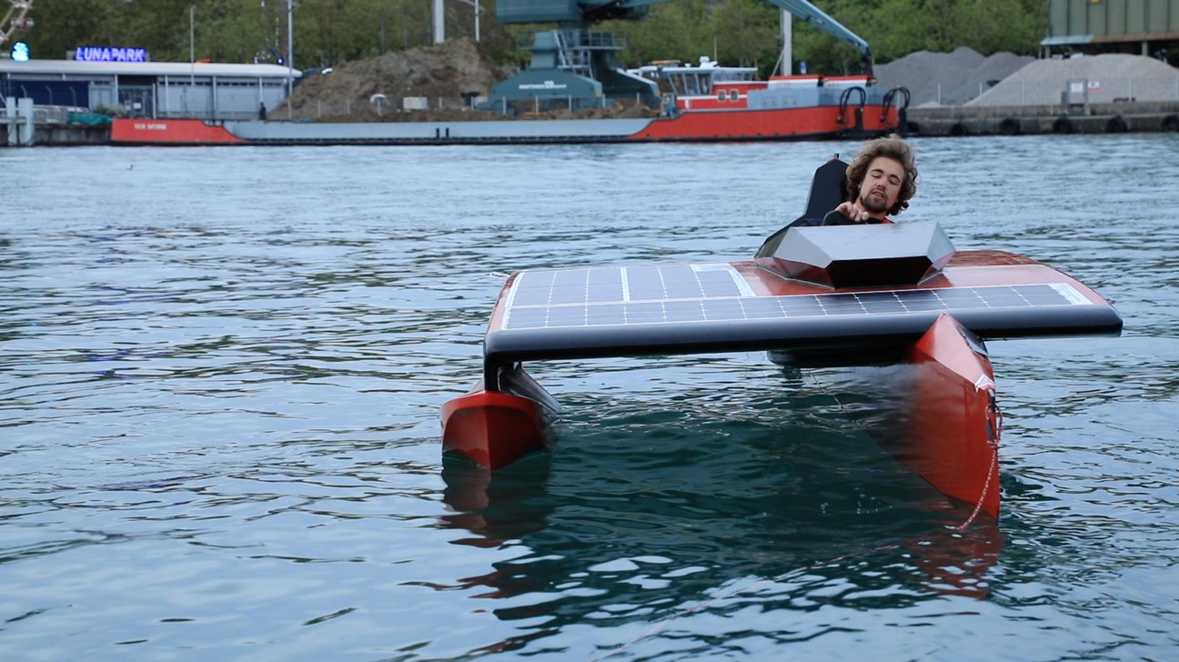 © 2021 EPFL Swiss Solar Boat, baptisé "Dahu"