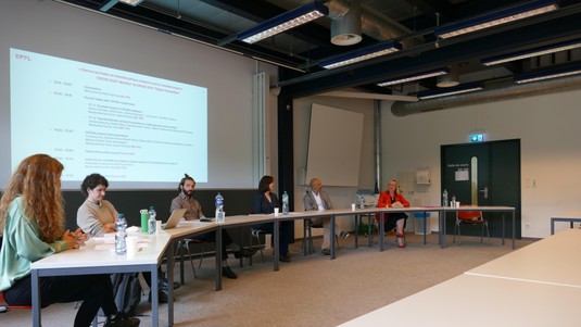 Table ronde CROSS modérée par Anne-Laure Gannac, journaliste du CDH (à gauche) © Hamza Houlaihel