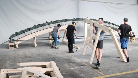 Building the footbridge. © EPFL