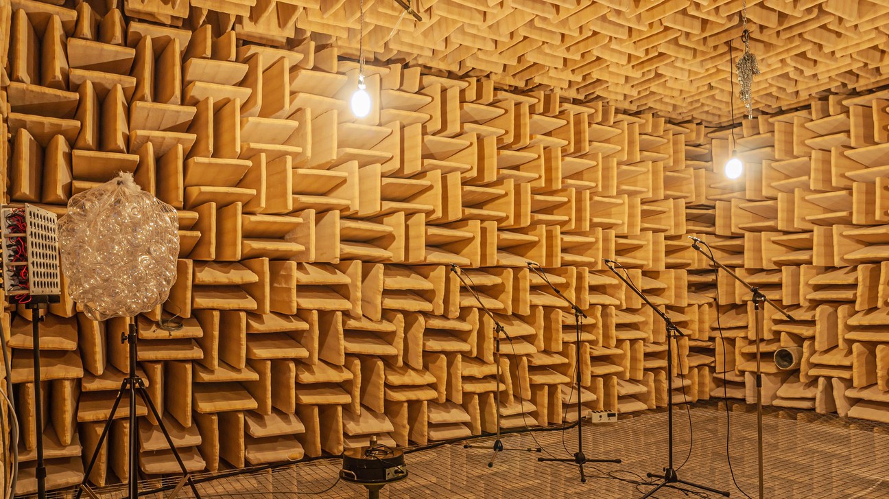 A gauche, le réseau de haut-parleurs. Devant, le métamatériau acoustique qui encode l’information. A droite, les microphones utilisés pour imager la source. @Bakhtiyar Orazbayev/EPFL