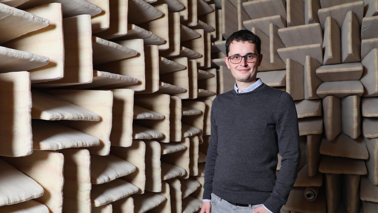 Romain Fleury teaches two electromagnetics classes. © Alain Herzog 2019 EPFL