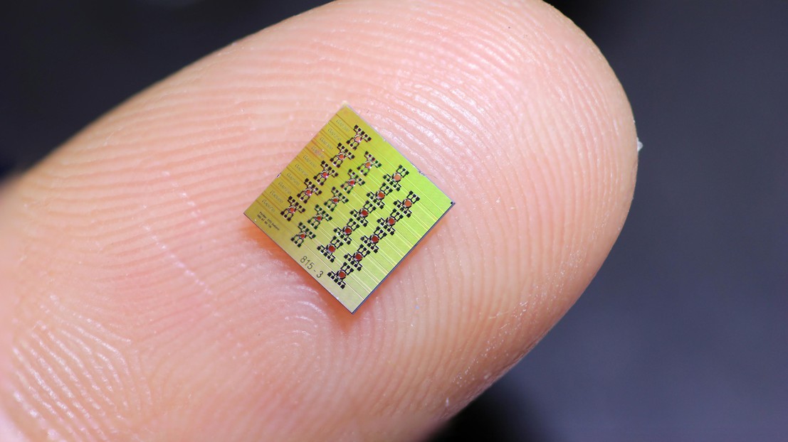 A fabricated piezoMEMS-silicon nitride chips containing multiple optical isolators. Credit: EPFL