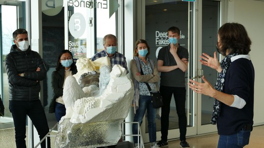 Les participants à la conférence visitent l'exposition Deep Fakes © Virginie Martin/EPFL CDH