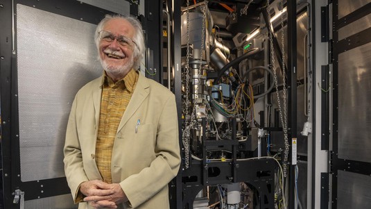Jacques Dubochet with one of "his" Center's microscope. © UNIL / Fabrice Ducrest