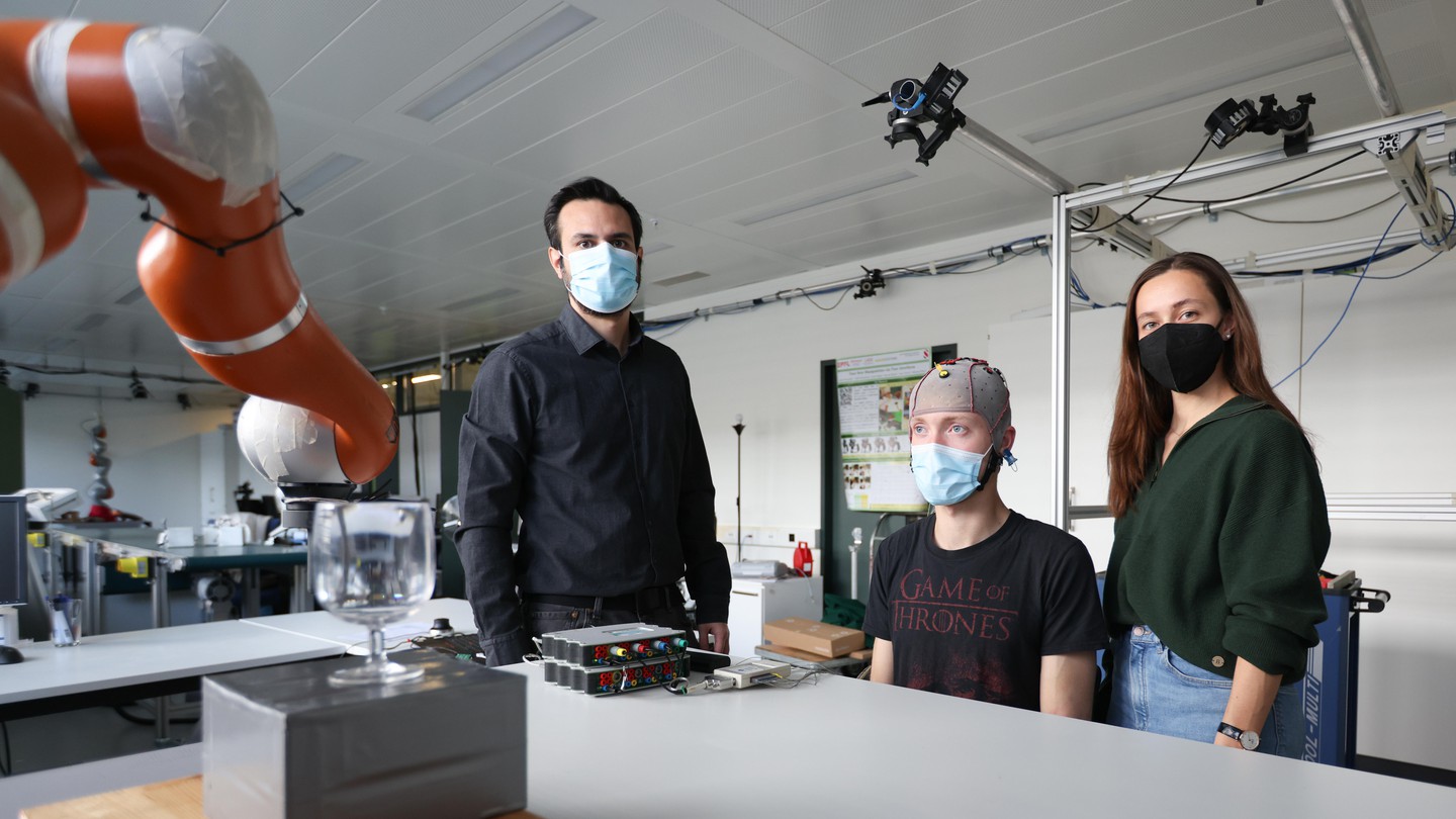 Mind-controlled robots now one step closer - EPFL