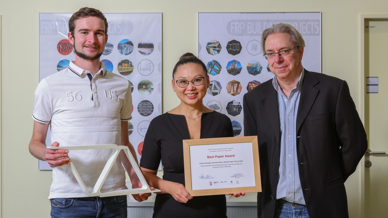 Alexandre Mudry, Dolaana Khovaly et Thomas Keller, ont reçu le "Best Paper Award" pour leur recherche.© A.Herzog/EPFL