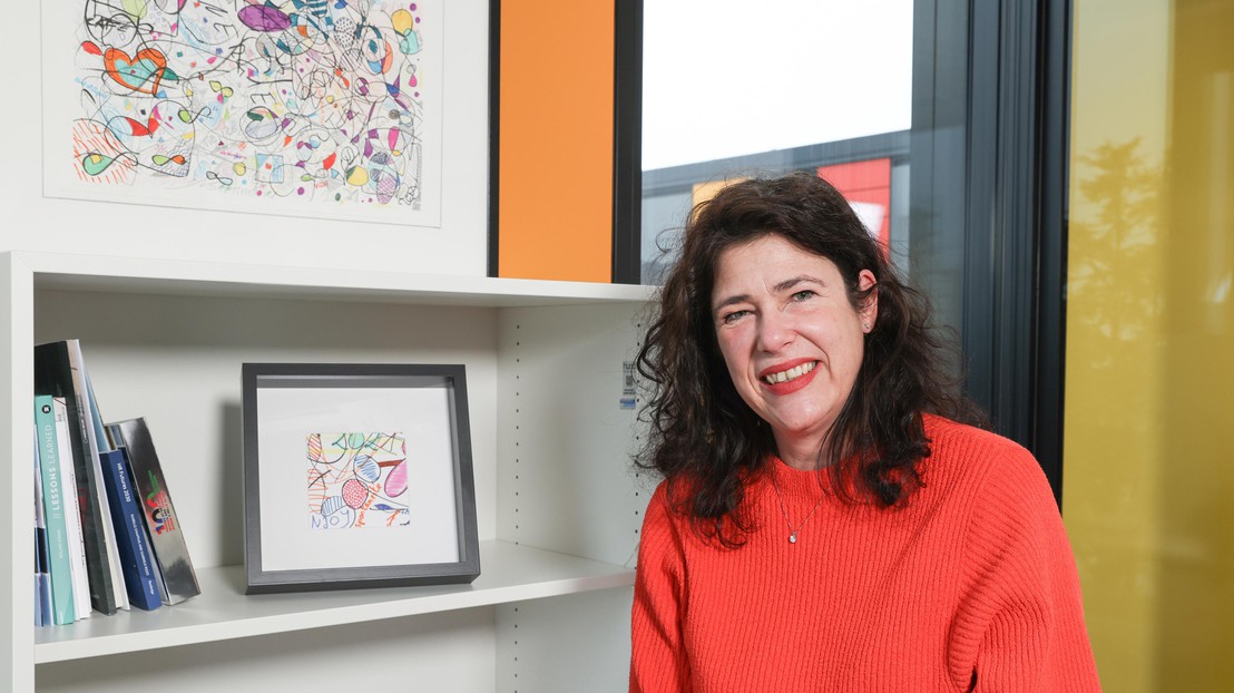 Dans le bureau de Claudia Noth, des tableaux sont le fruit d'une activité de team building avec toute l’équipe RH. © Alain Herzog/EPFL