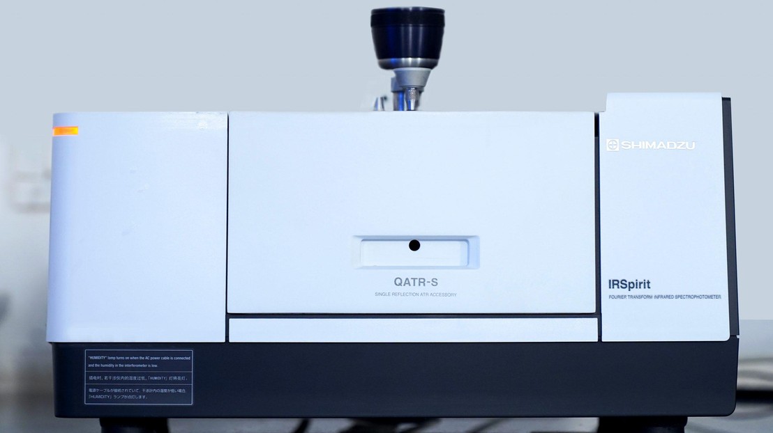 An infrared spectrophotometer in a lab. Credit: Pixahive (user biNxWiz)